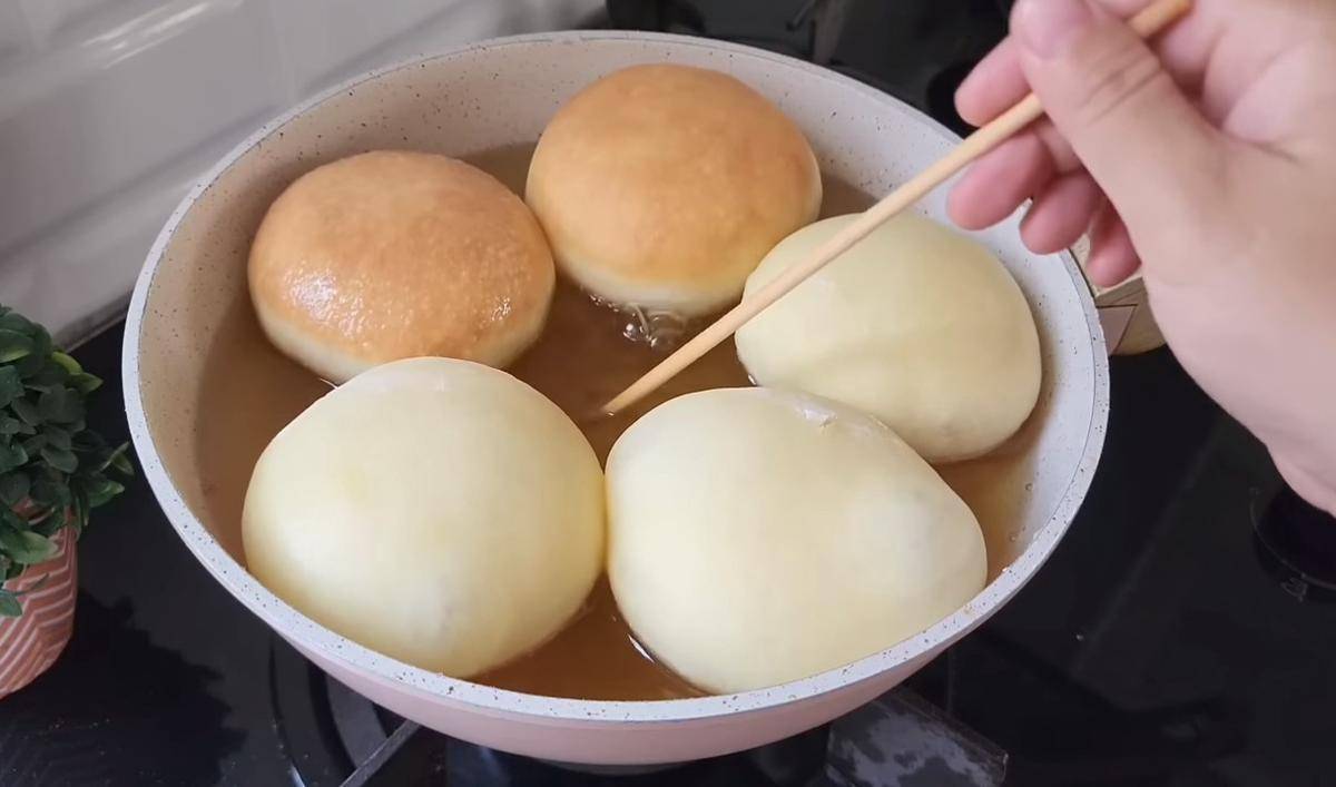 ilustrasi menggoreng bomboloni (YouTube.com/atha naufal)