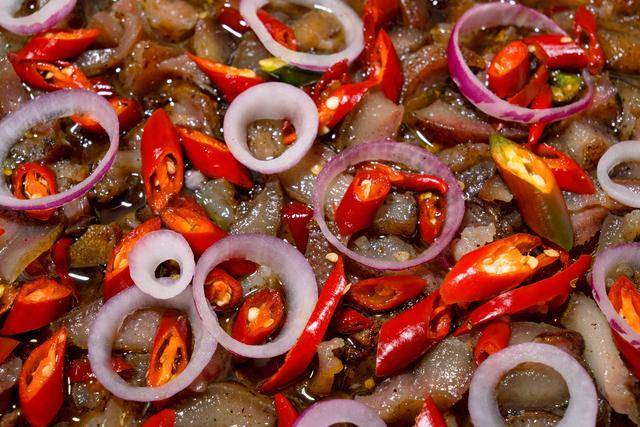ilustrasi sambal matah (Vecteezy.com/Carlo Locara)