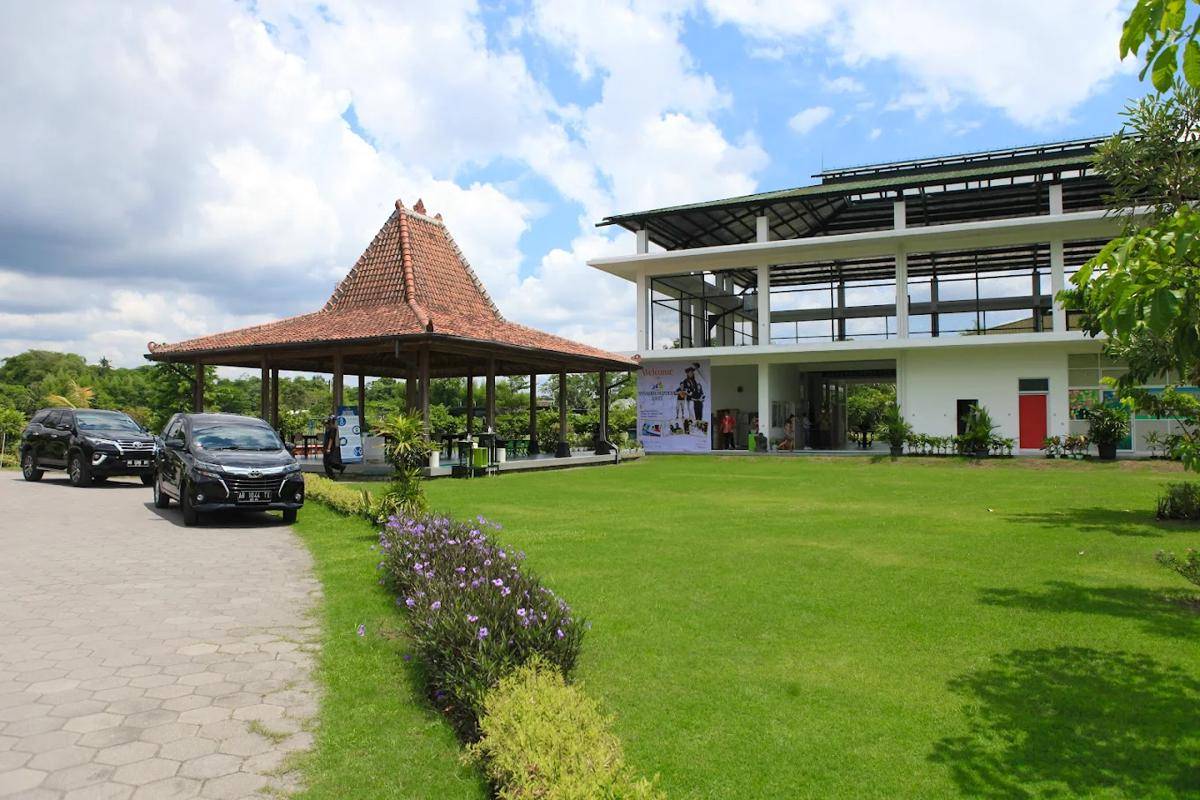 Yogyakarta Independent School (YIS) (google.com/Yogyakarta Independent School)