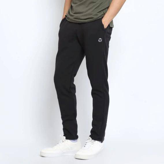 Celana lari pria brand lokal dari CoreNation