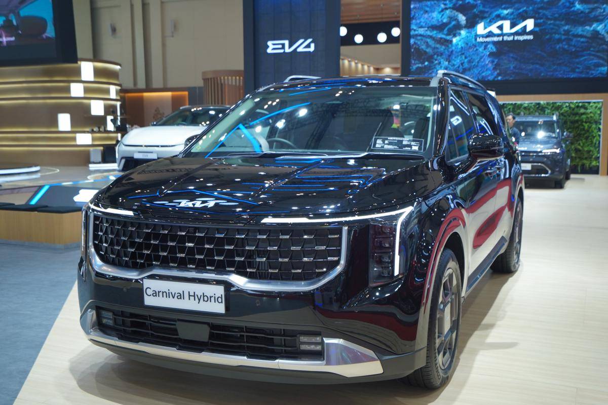 Kia Carnival Hybrid hadir sebagai MPV premium yang menawarkan kenyamanan dan kemewahan, didukung dengan performa yang lebih ramah lingkungan.jpeg