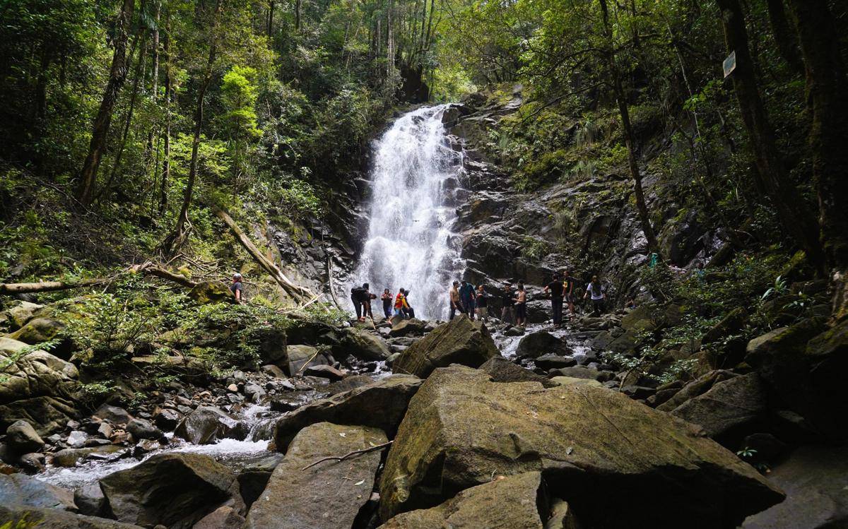 Air Terjun Lembah Kahung, salah satu objek wisata yang ditawarkan saat pendakian Gunung Kahung. (Dok/meratusgeopark.org)