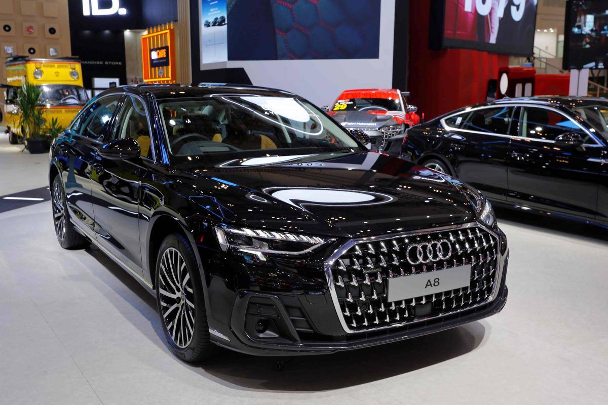 Sedan Flagship Audi A8.JPG
