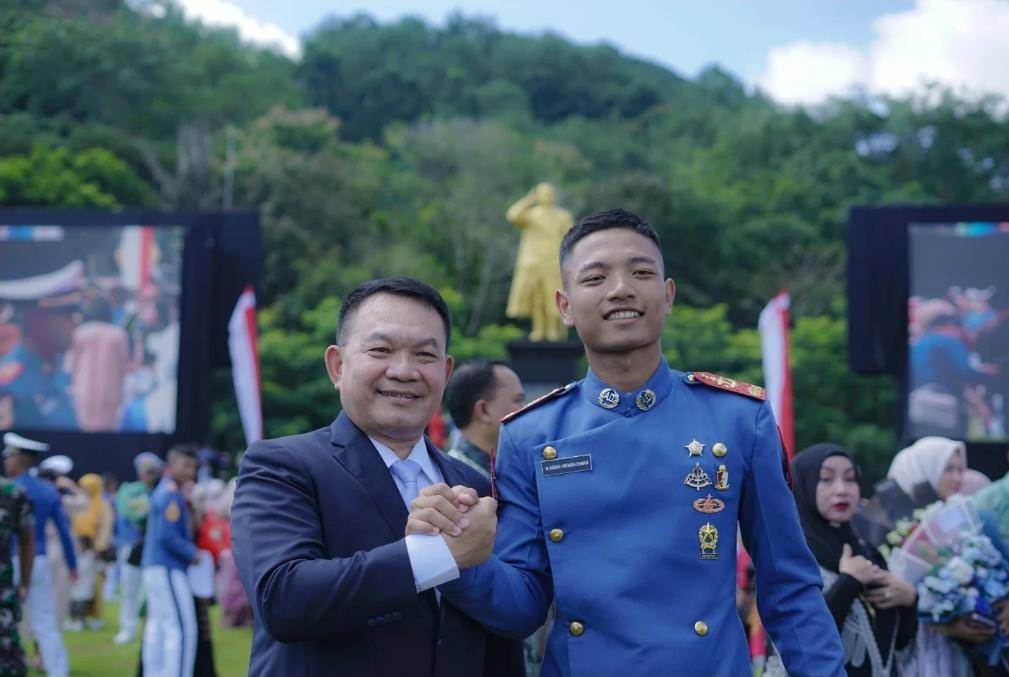 Mantan Kepala Staf TNI Angkatan Darat (KSAD), Jenderal Purn Dudung Abdurachman bersama putra ketiganya Letda Inf Muhammad Akbar A. (www.instagram.com/@dudung_abdurachman)