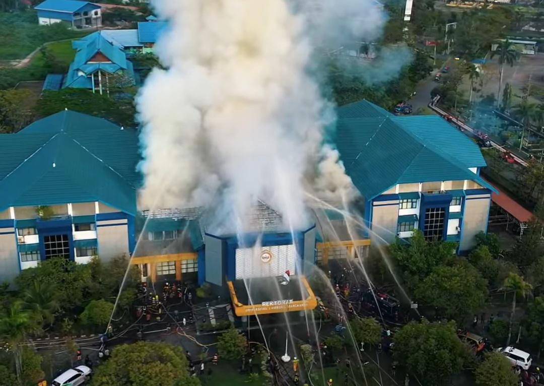 Kebakaran gedung Rektorat ULM Banjarmasin, Senin (28/7/2025). (@yupi_ann/instagram)