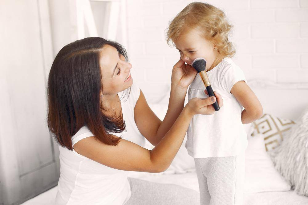 ilustrasi orang tua mengaplikasikan blush on pada anak (freepik.com/prostooleh)