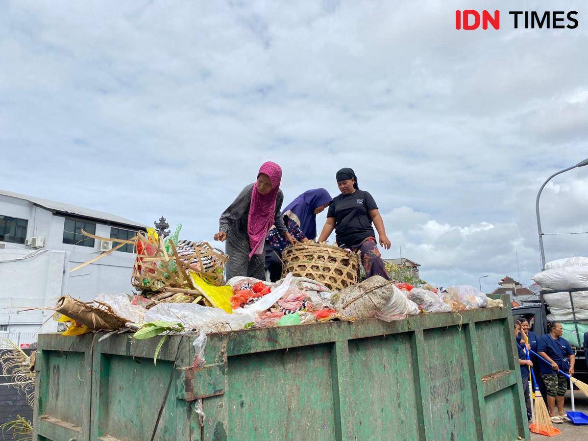 petugas kebersihan pasar badung.jpg