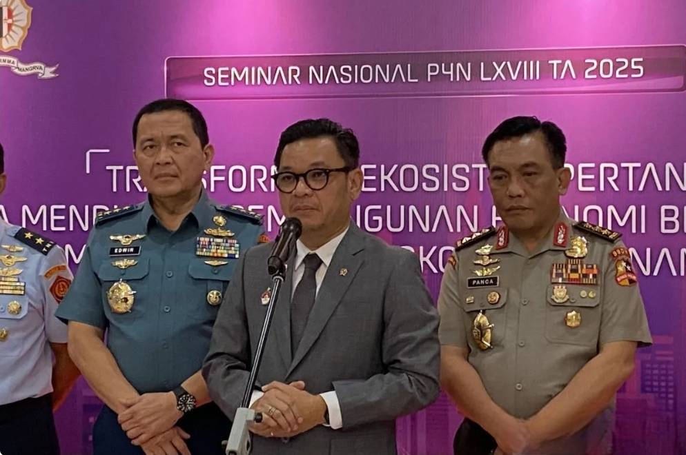Gubernur Lemhanas, Ace Hasan Syadzily (tengah) ketika memberikan keterangan pers di kantor Lemhanas. (ANTARA FOTO/Fath Putra Mulya)