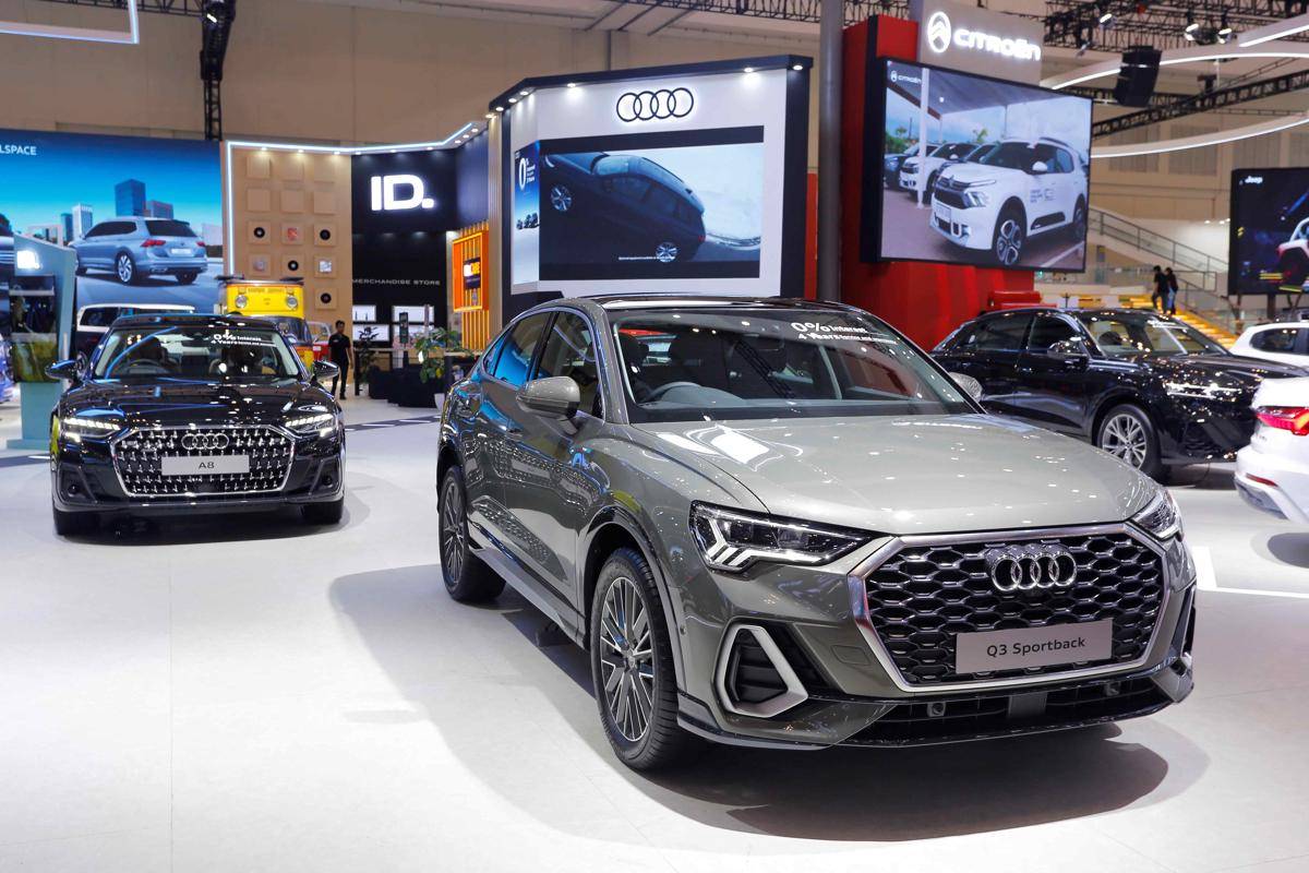 Audi Q3 Sportback dan Audi A8.JPG