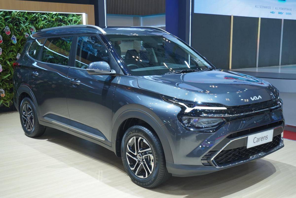 Kia Carens tampil sebagai kendaraan keluarga serbaguna dengan desain elegan dan fitur kenyamanan lengkap.jpeg