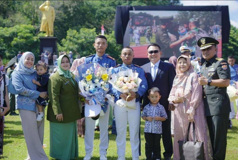 Mantan Kepala Staf TNI Angkatan Darat (KSAD), Jenderal Purn Dudung Abdurachman bersama putra ketiganya Letda Inf Muhammad Akbar A. yang lulus dari Akademi Militer (www.instagram.com/@dudung_abdurachman)