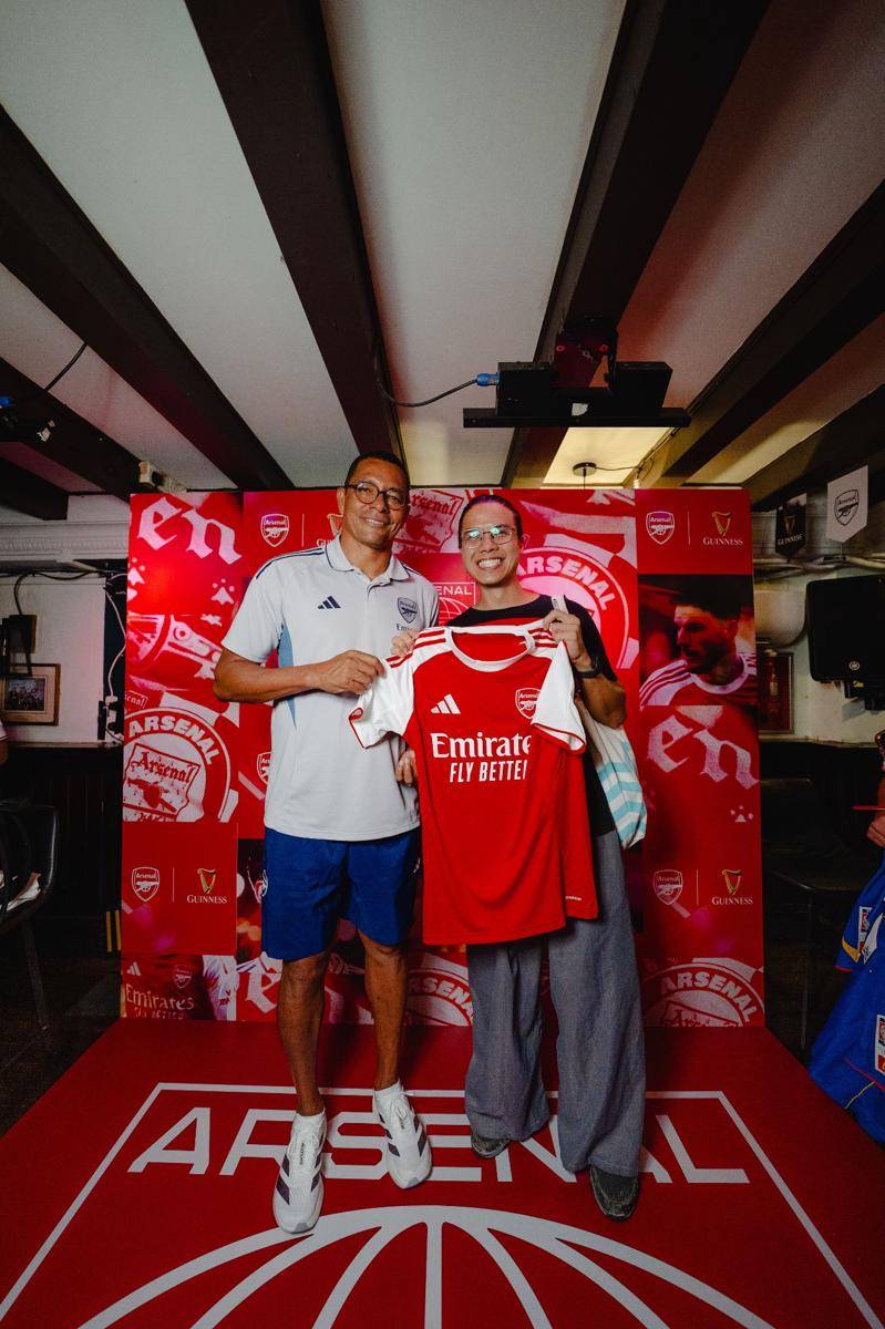 Gilberto Silva bersama Fans Arsenal di Malam Arsenal Umumkan Guinness sebagai Partner Resmi-min.jpg