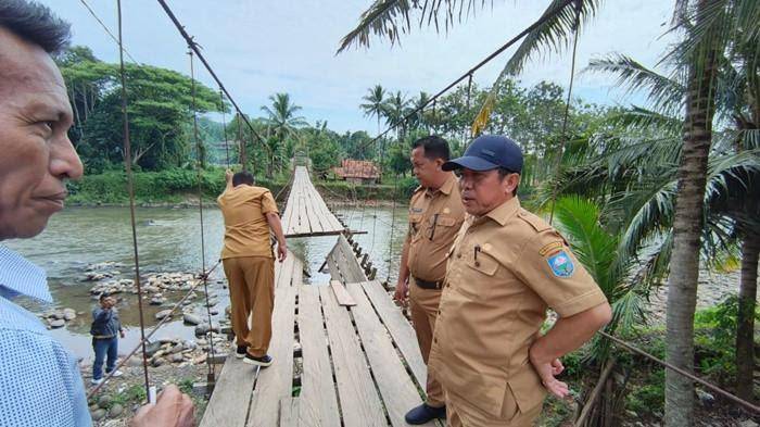 Penjelasan-Camat-Soal-Jembatan-Gantung-Lubuk-Tupak-di-Lubuk-Tupak-Jebol-Hingga-2-Orang-Terjatuh.jpg