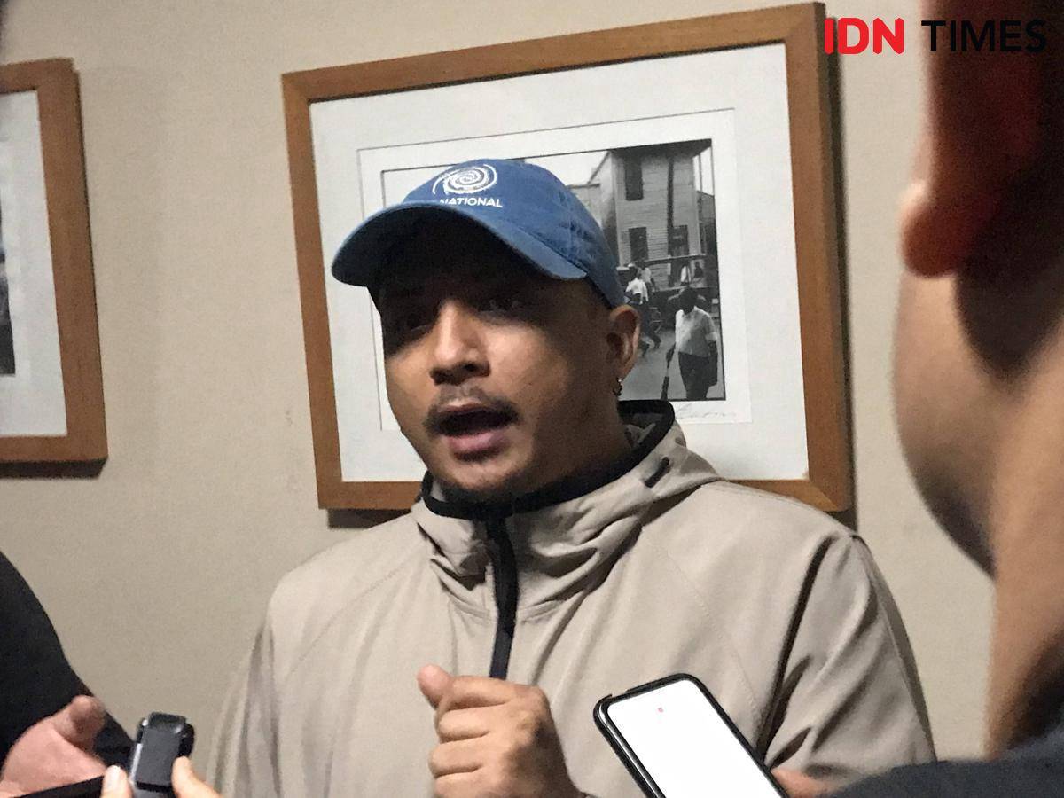Sal Priadi di backstage Jazz Gunung Bromo Series 2 2025 (IDN Times/Muhammad Bimo Aprilianto)