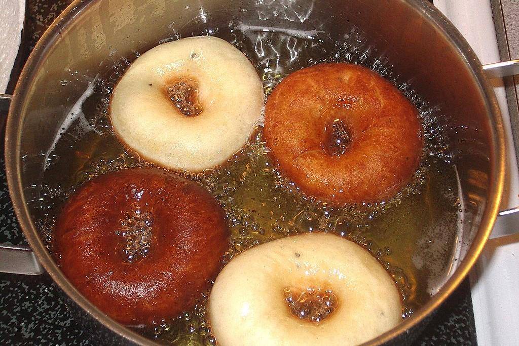 menggoreng donat