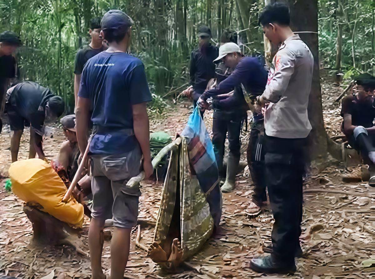 Anggota polisi bersama relawan Pokdarwis Belangian menandu pendaki remaja yang cedera di Pos 3 menuju puncak Gunung Kahung, Kalimantan Selatan. (Dok/istimewa)