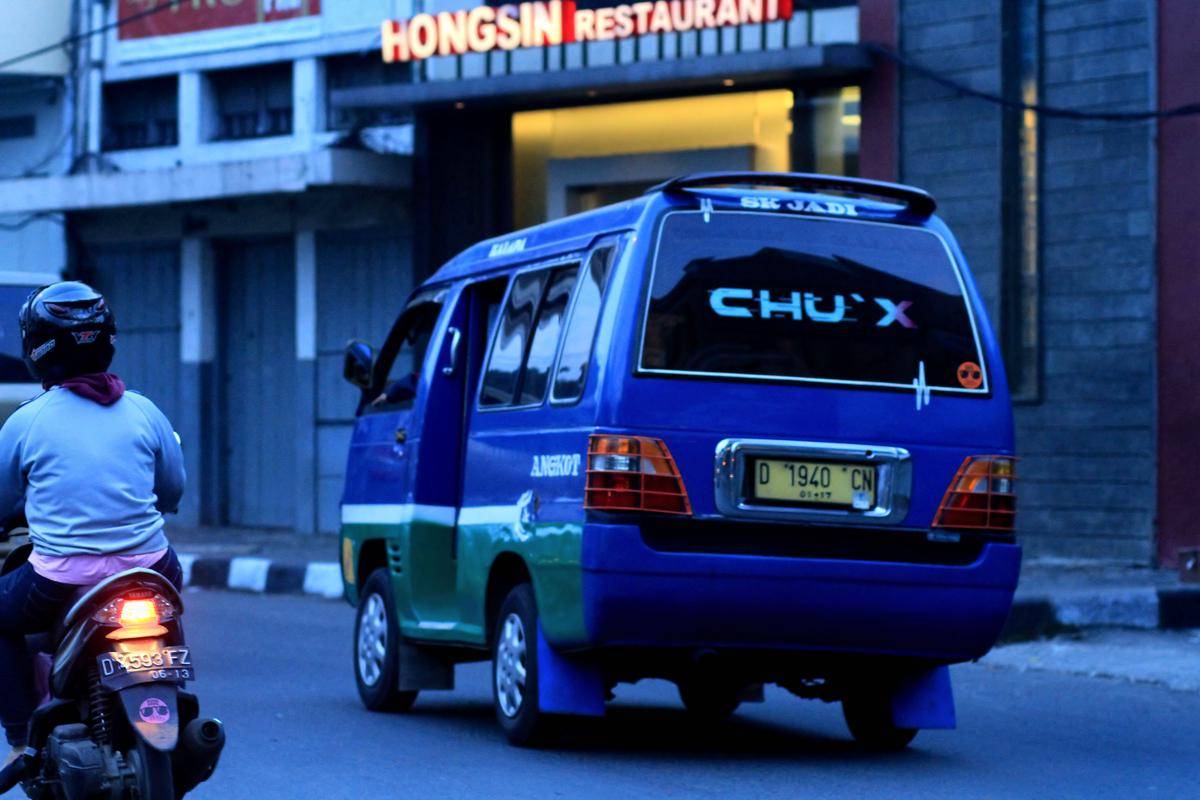 Angkot di Bandung warna biru tua rute Kalapa-Sukajadi (commons.wikimedia.org/Mohd Fazlin Mohd Effendy Ooi)