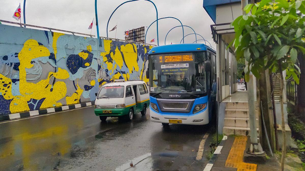 Angkot di Bandung warna putih dan hijau tua  rute Dago - Riung Bandung (commons.wikimedia.org/NFarras )