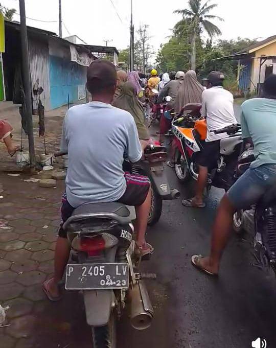 Warga antre BBM di Jember (IDN Times/M. Imron Fauzi)