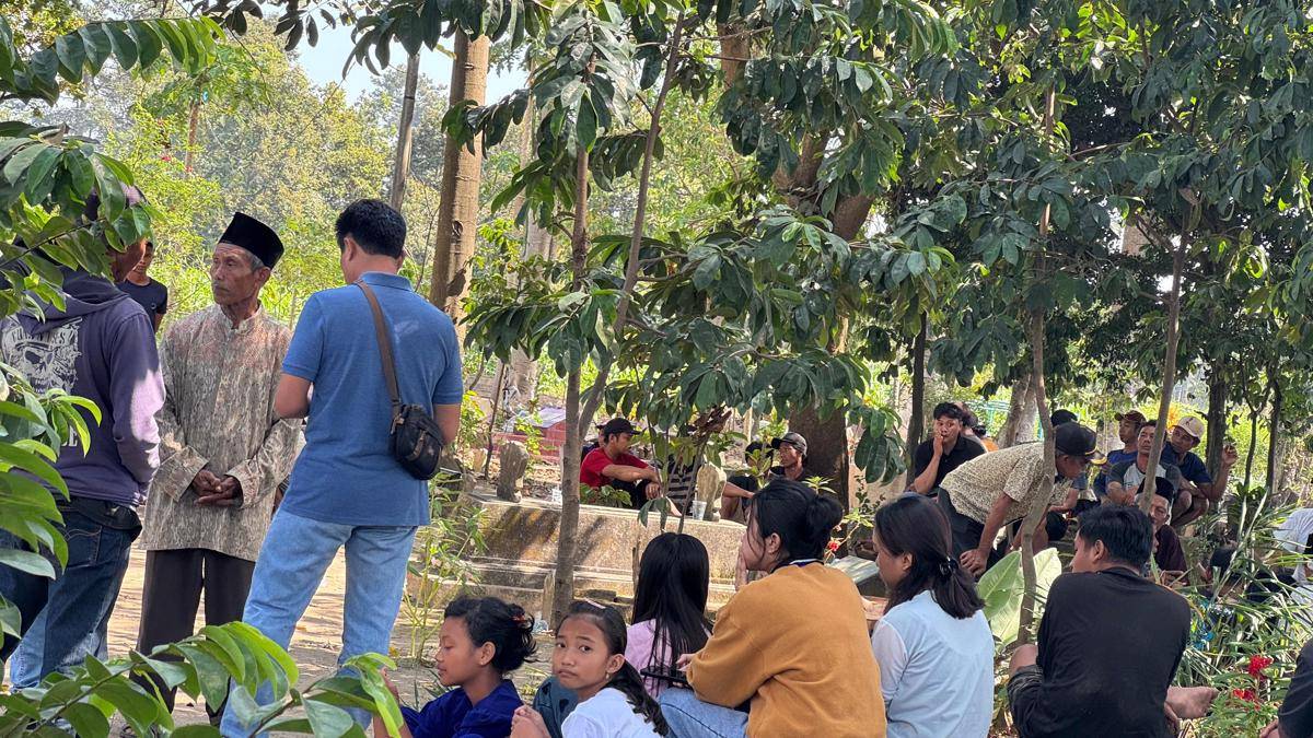 Suasana pemakaman korban miras oplosan di Kediri. IDN Times/ istimewa