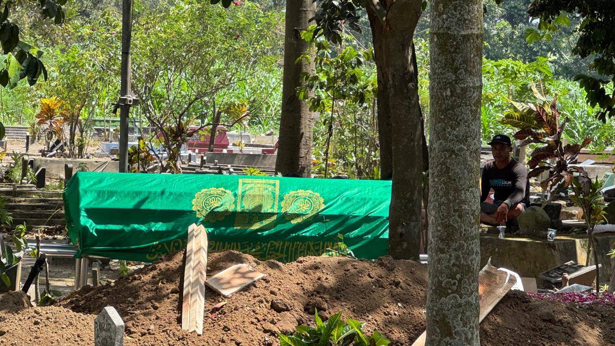 Suasana pemakaman korban miras oplosan di Kediri. IDN Times/ istimewa