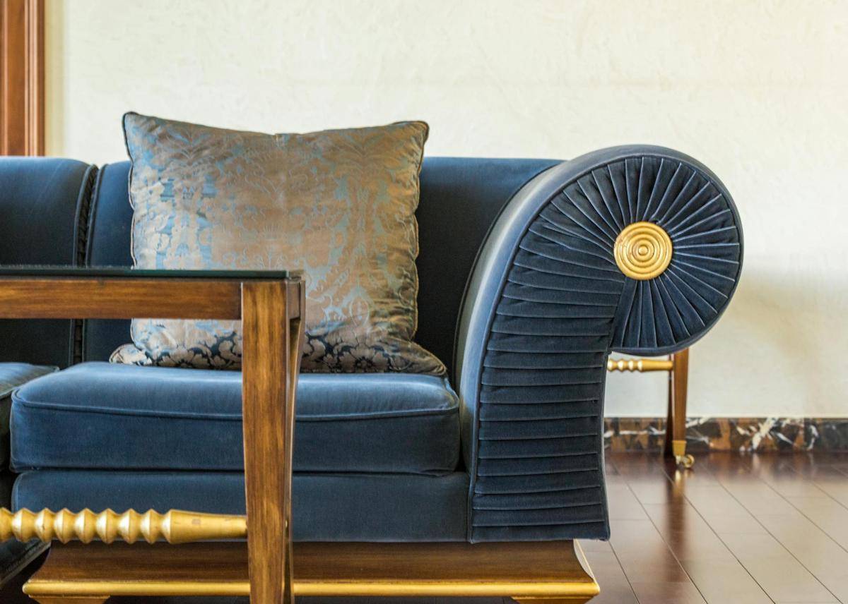 ilustrasi sofa navy (pexels.com/Max Vakhtbovycn)