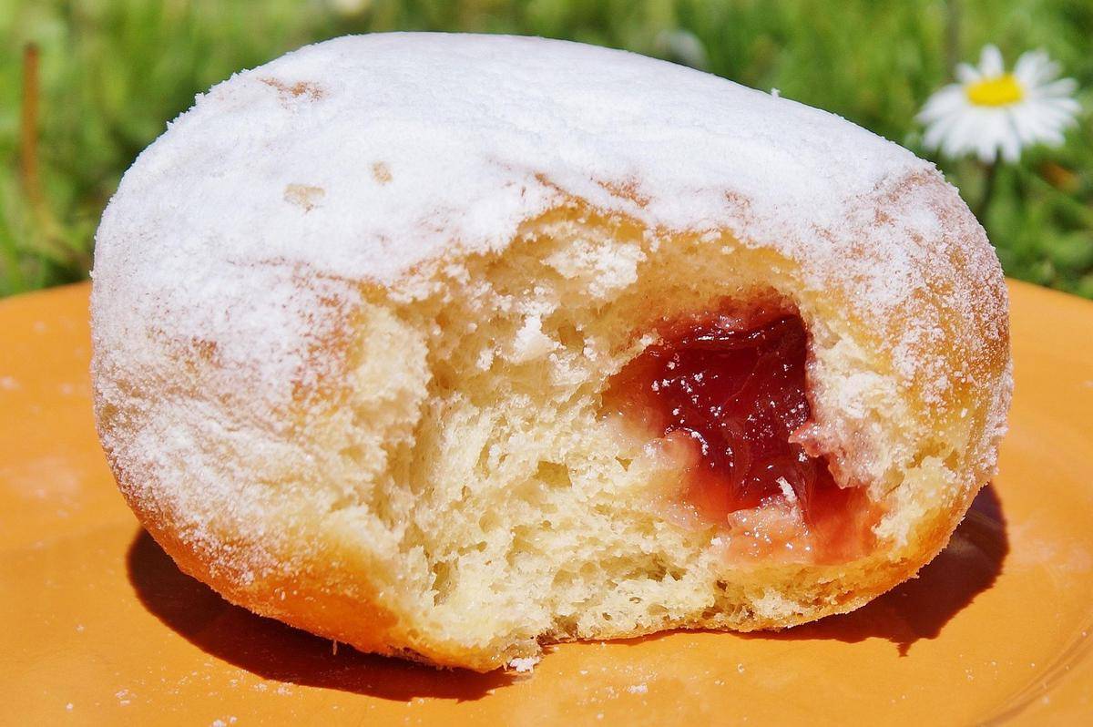 ilustrasi donat tape isi selai stroberi (pixabay.com/Ralphs_Fotos)