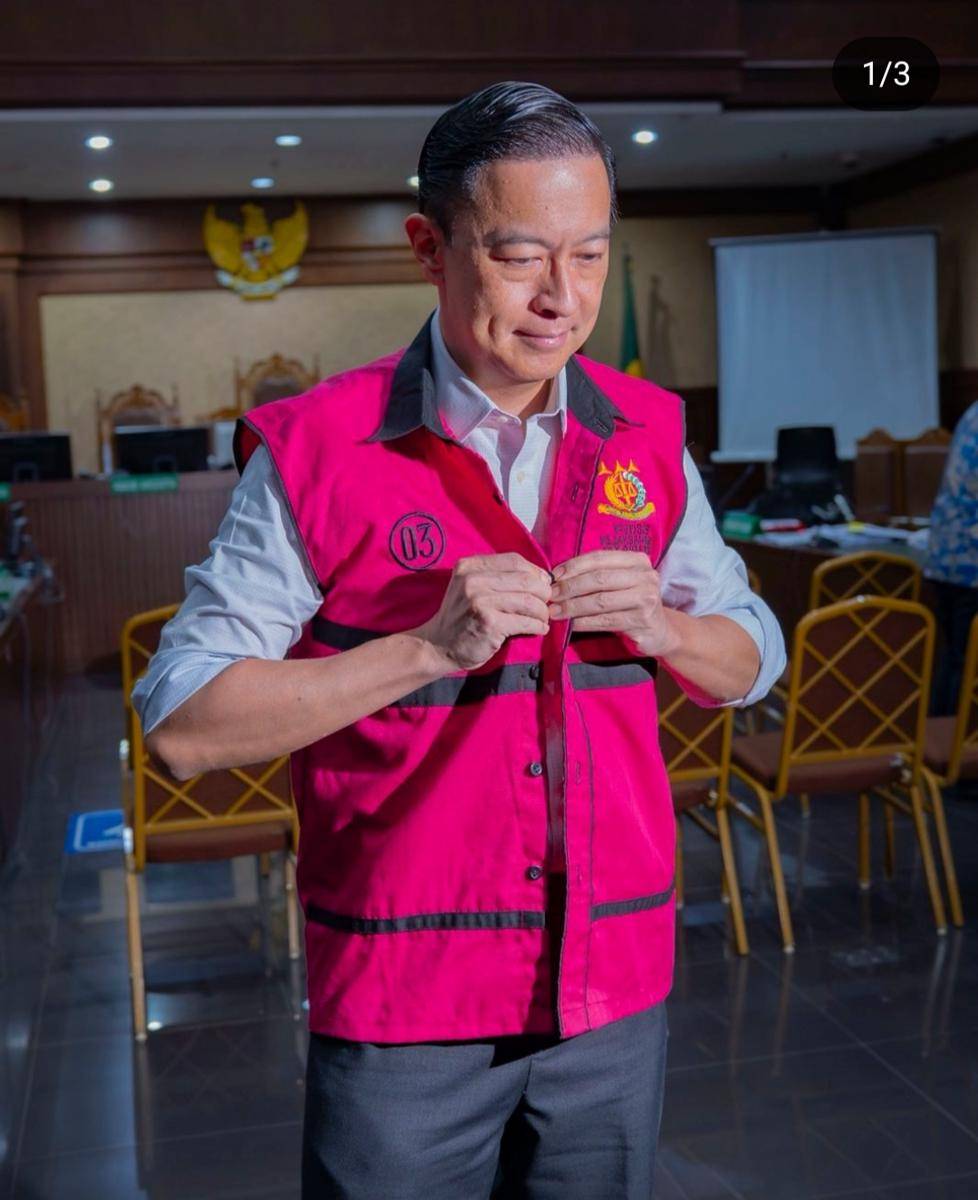 Tom Lembong menggenakan baju tahanan kejaksaan. (Foto: Instagram/@Tomlembong)
