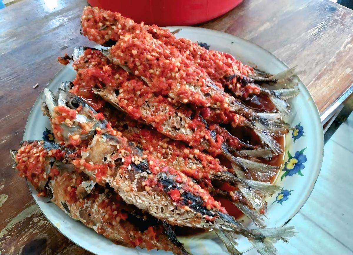 lauk di Warung Nasi Rames Pak Kumis (google.com/maps/ Warung Nasi Rames Pak Kumis)