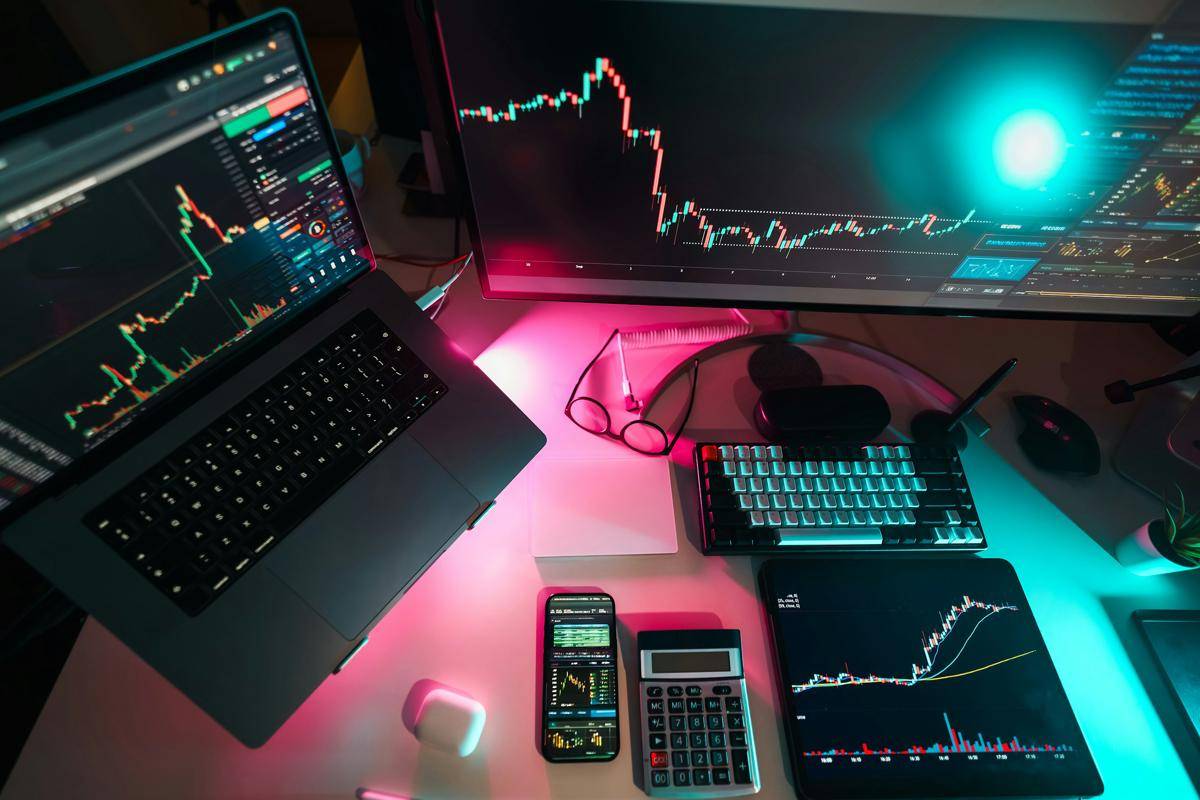 ilustrasi trading kripto (unsplash.com/Jakub Żerdzicki)