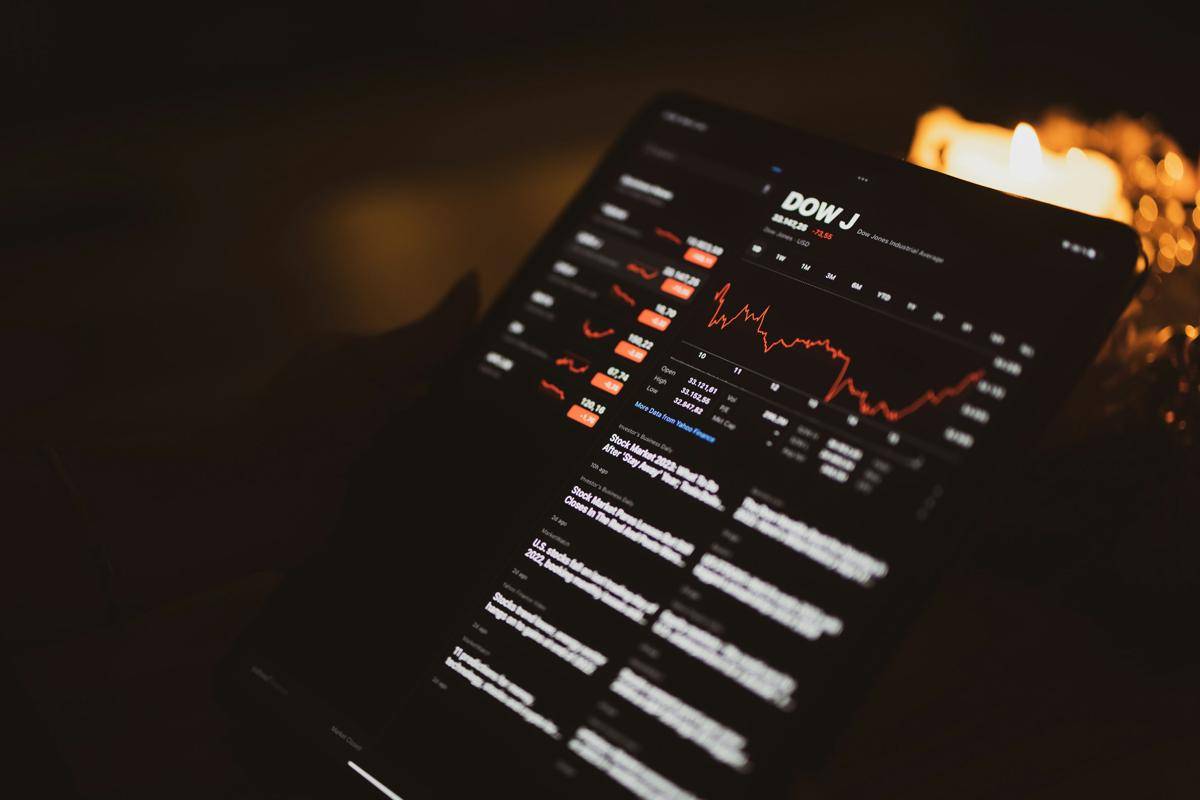 ilustrasi investasi (unsplash.com/Dimitri Karastelev)