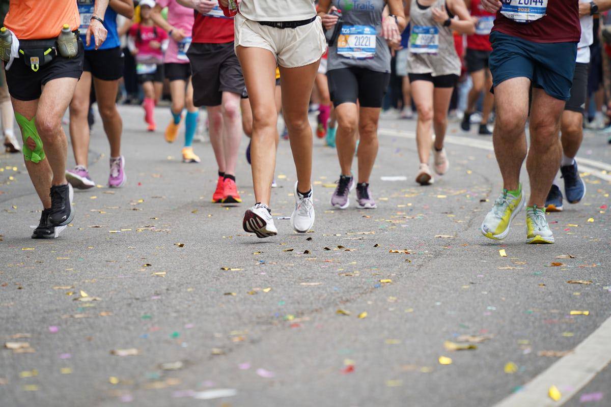 Ilustrasi lari marathon (unsplash.com/id/@tongsu)