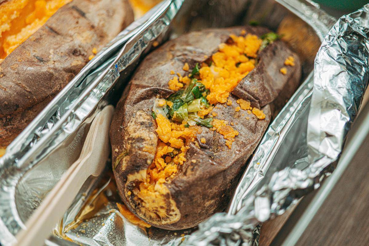 ilustrasi makanan dengan aluminium foil (pexels.com/@fox-58267)