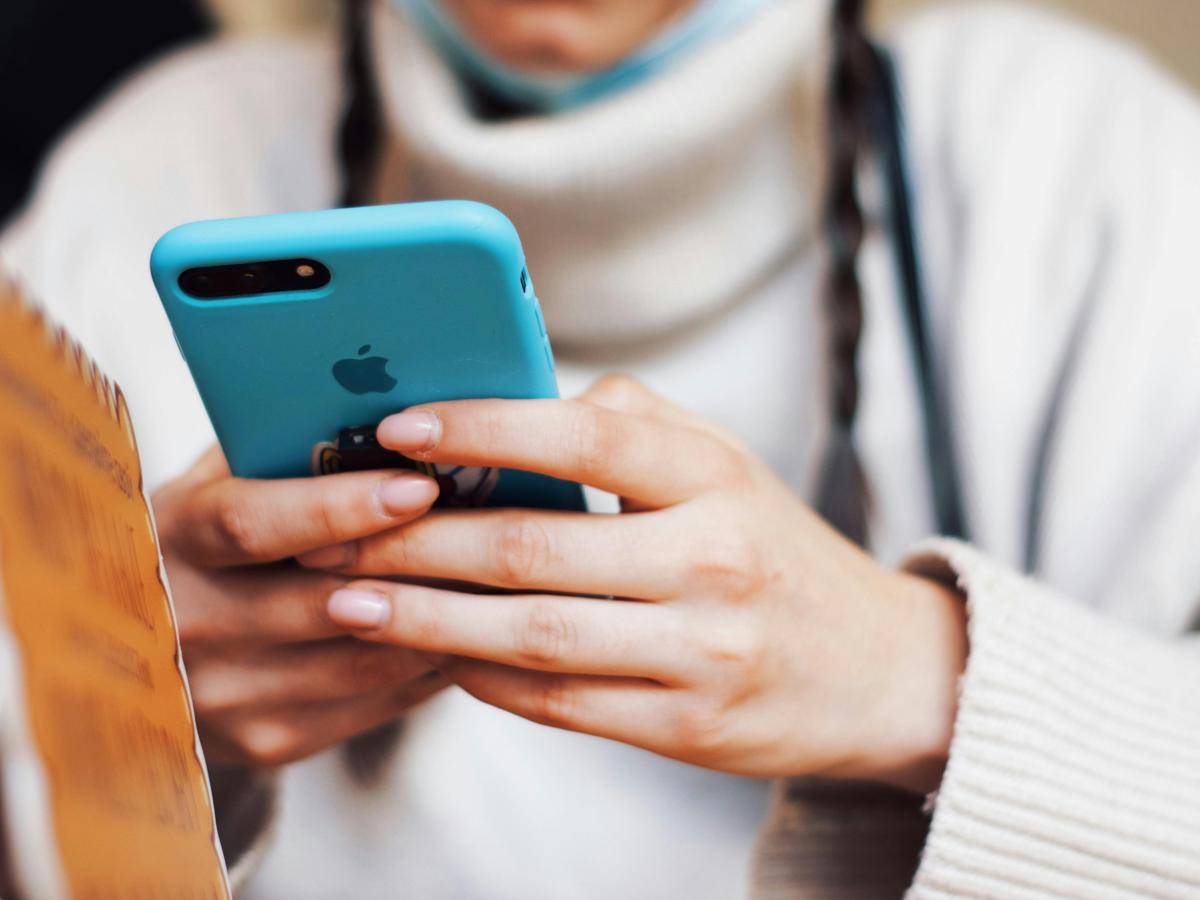 ilustrasi seseorang sedang memegang handphone (pexels.com/Аlex Ugolkov)