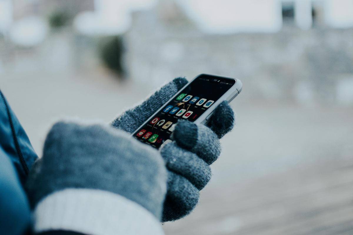 ilustrasi seseorang sedang memegang handphone (pexels.com/Lisa from Pexels)
