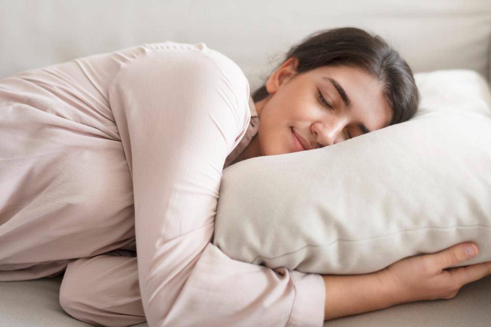 ilustrasi perempuan tidur (freepik.com/rawpixel.com)