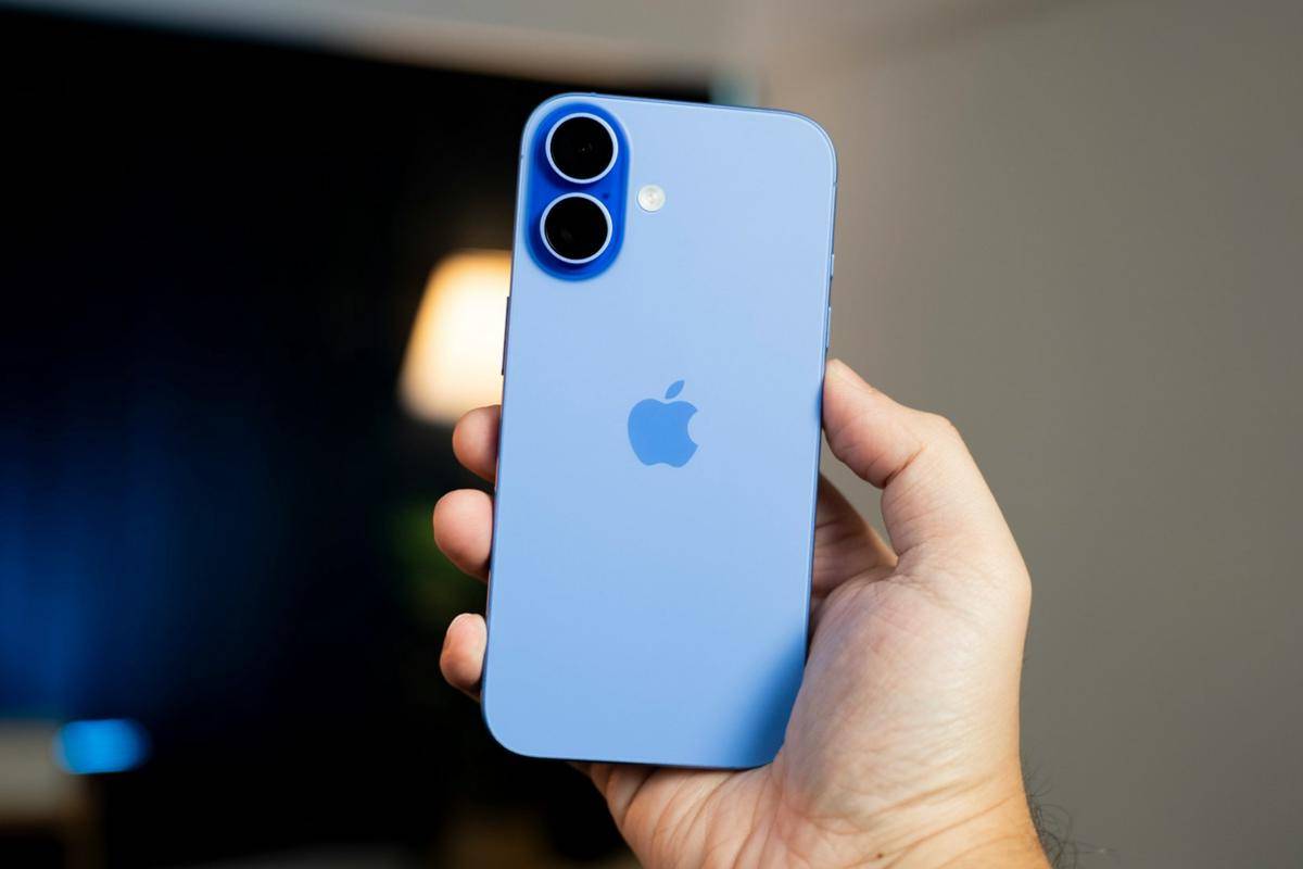 iPhone 16 (unsplash.com/@amanz)