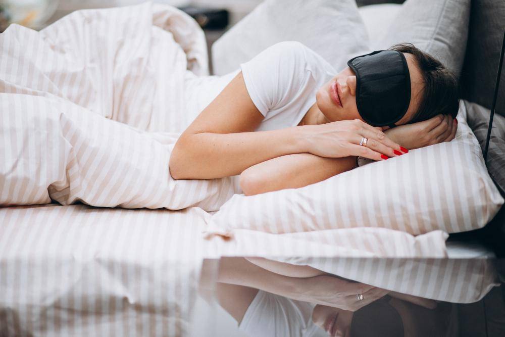 ilustrasi perempuan tidur dengan sleeping mask (freepik.com/senivpetro)