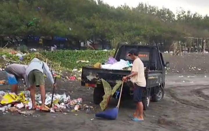 Petugas membersihkan sampah di Pantai Parangkusumo.(Dok.Istimewa)