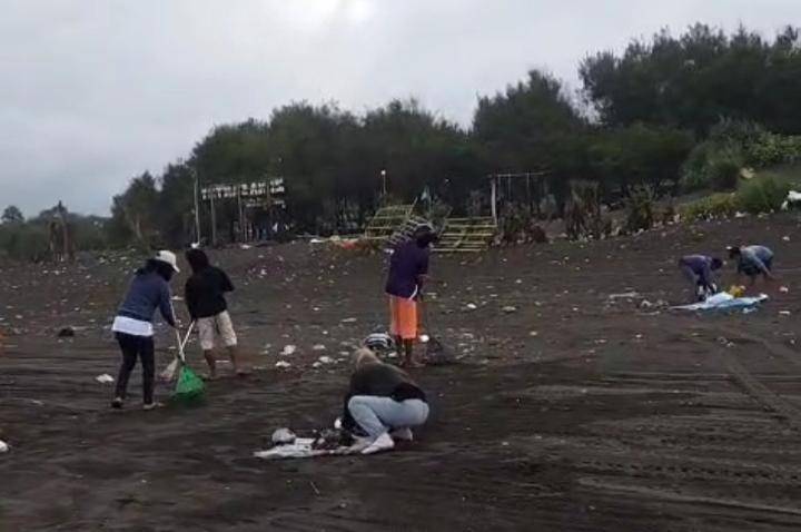 Petugas membersihkan sampah di Pantai Parangkusumo.(Dok.Istimewa)