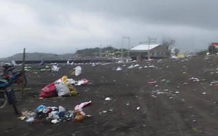 Petugas membersihkan sampah di Pantai Parangkusumo.(Dok.Istimewa)