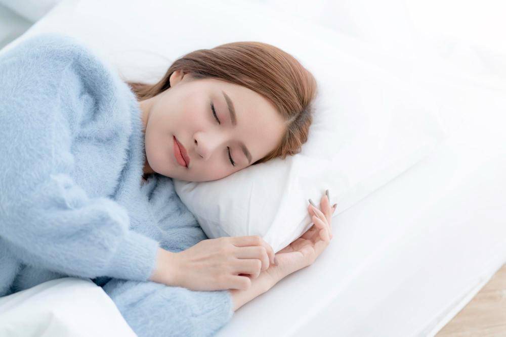 ilustrasi perempuan tidur (freepik.com/Lifestylememory)
