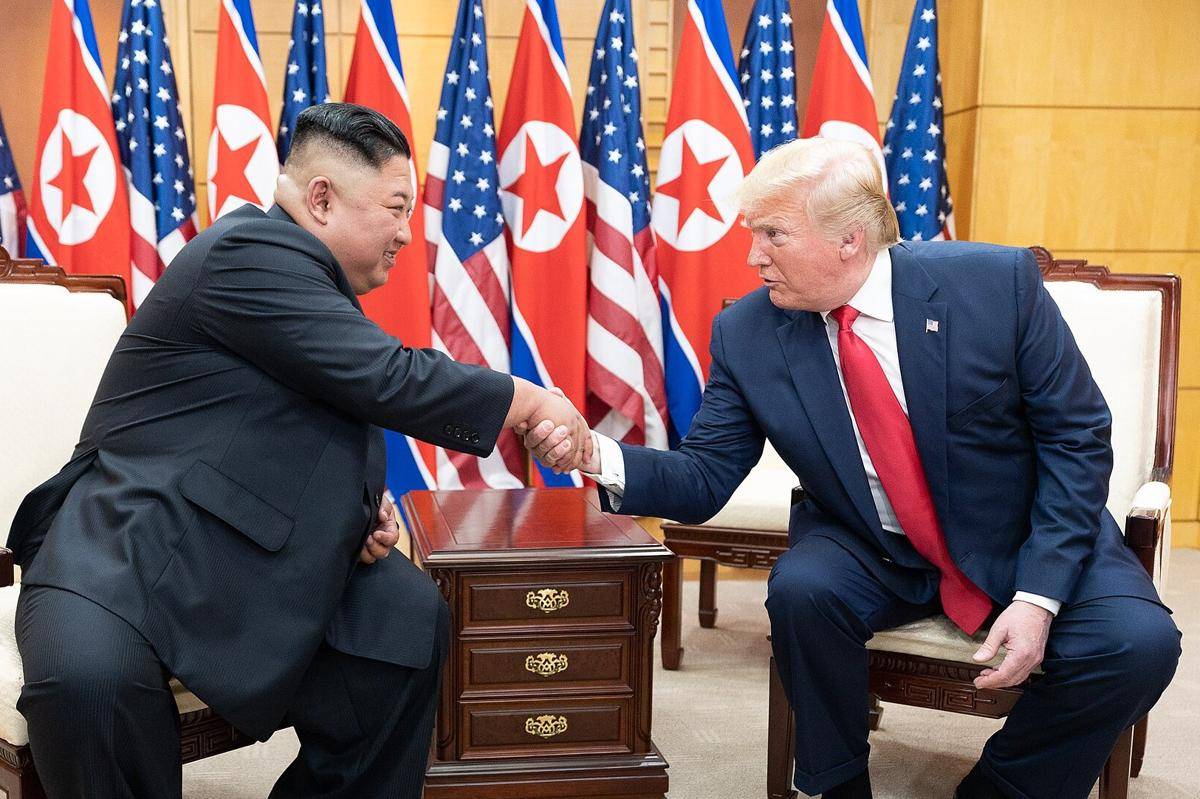 Pertemuan Pemimpin Korea Utara, Kim Jong Un, dan Presiden Amerika Serikat, Donald Trump, pada 2019. (The White House from Washington, DC, Public domain, via Wikimedia Commons)