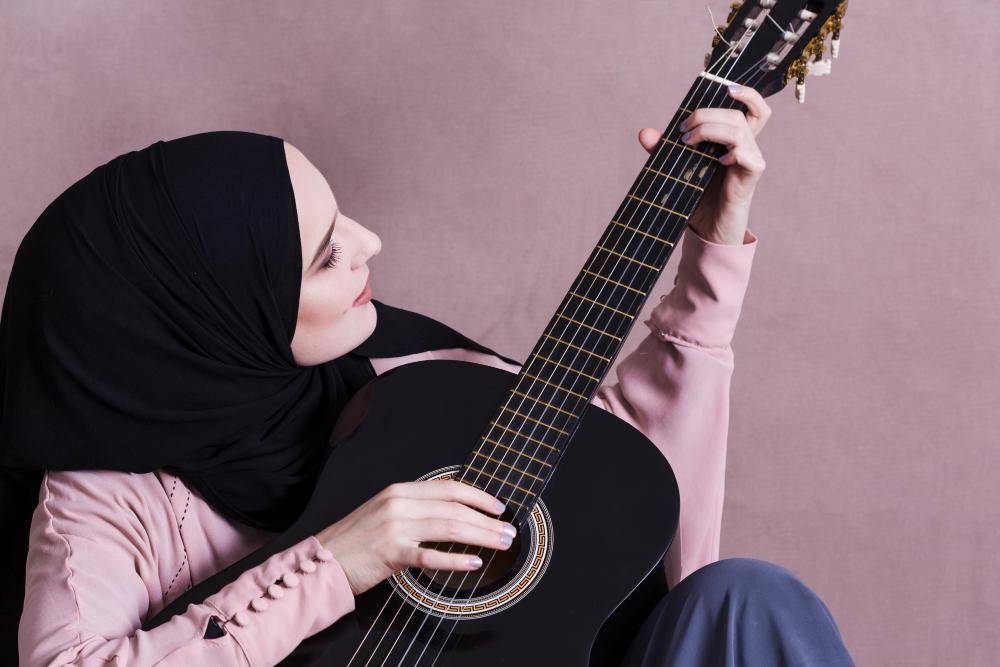 ilustrasi wanita memainkan alat musik (freepik.com/freepik)