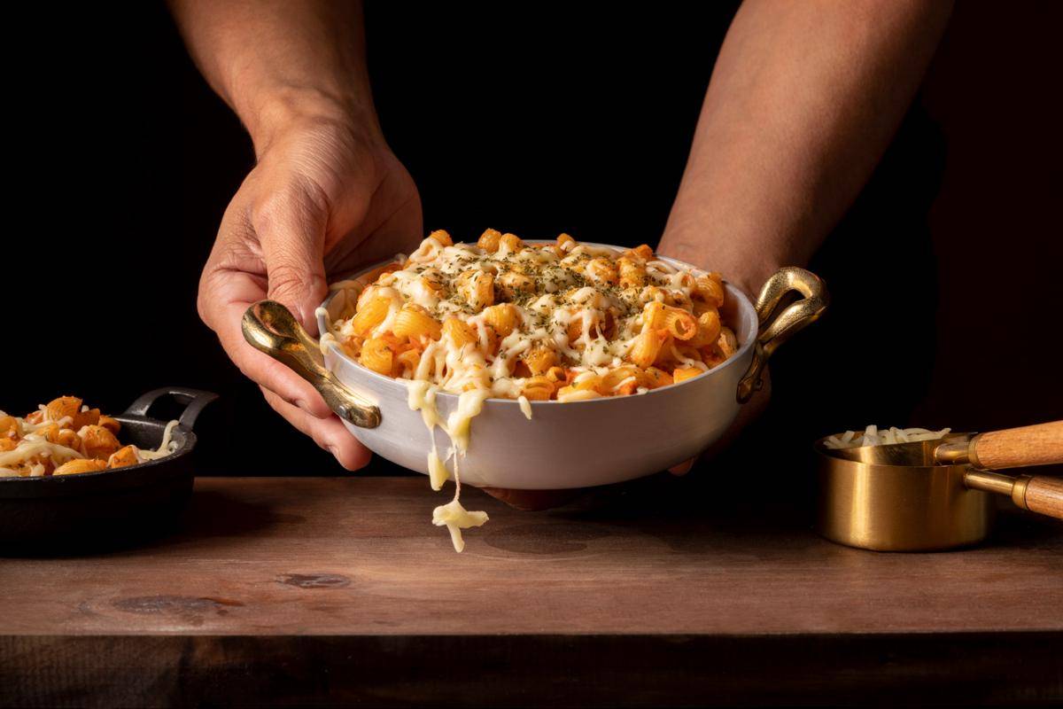 ilustrasi saran penyajian mac and cheese jamur pedas (freepik.com/freepik)