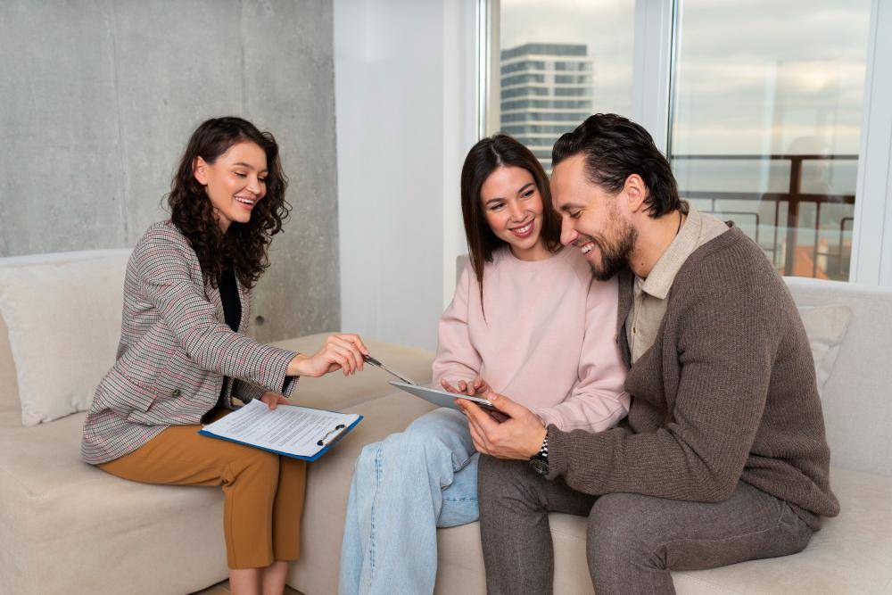 ilustrasi membaca asuransi properti (freepik.com/freepik)