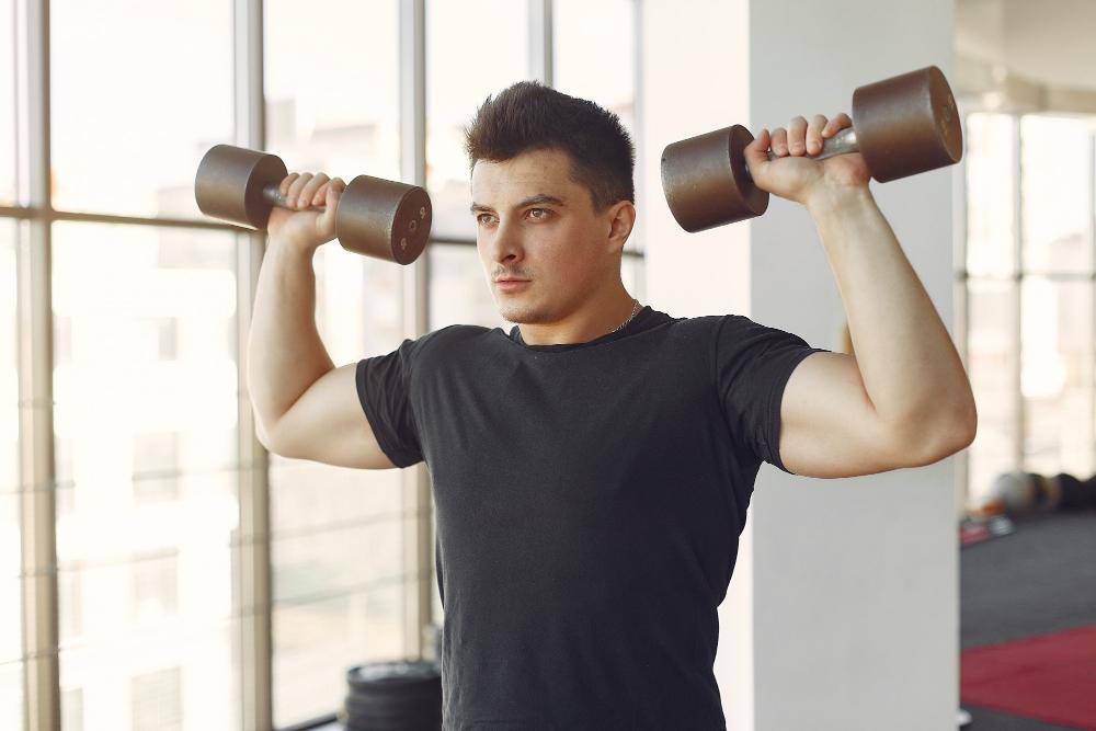 ilustrasi pria angkat dumbell (freepik.com/prostooleh)