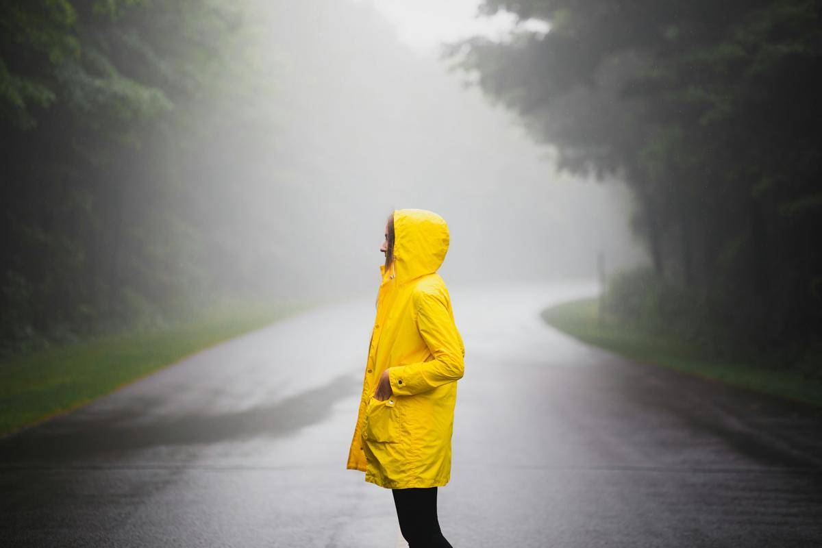 ilustrasi jas hujan (unsplash.com/Alesia Kazantceva)