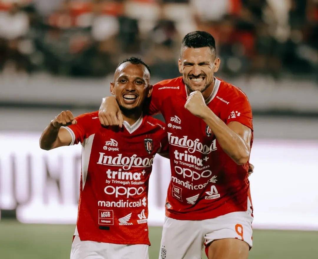 Irfan Jaya (kiri) dan Boris Kopitovic (kanan) siap mengobrak-abrik pertahanan lawan. (Instagram.com/baliunitedfc)