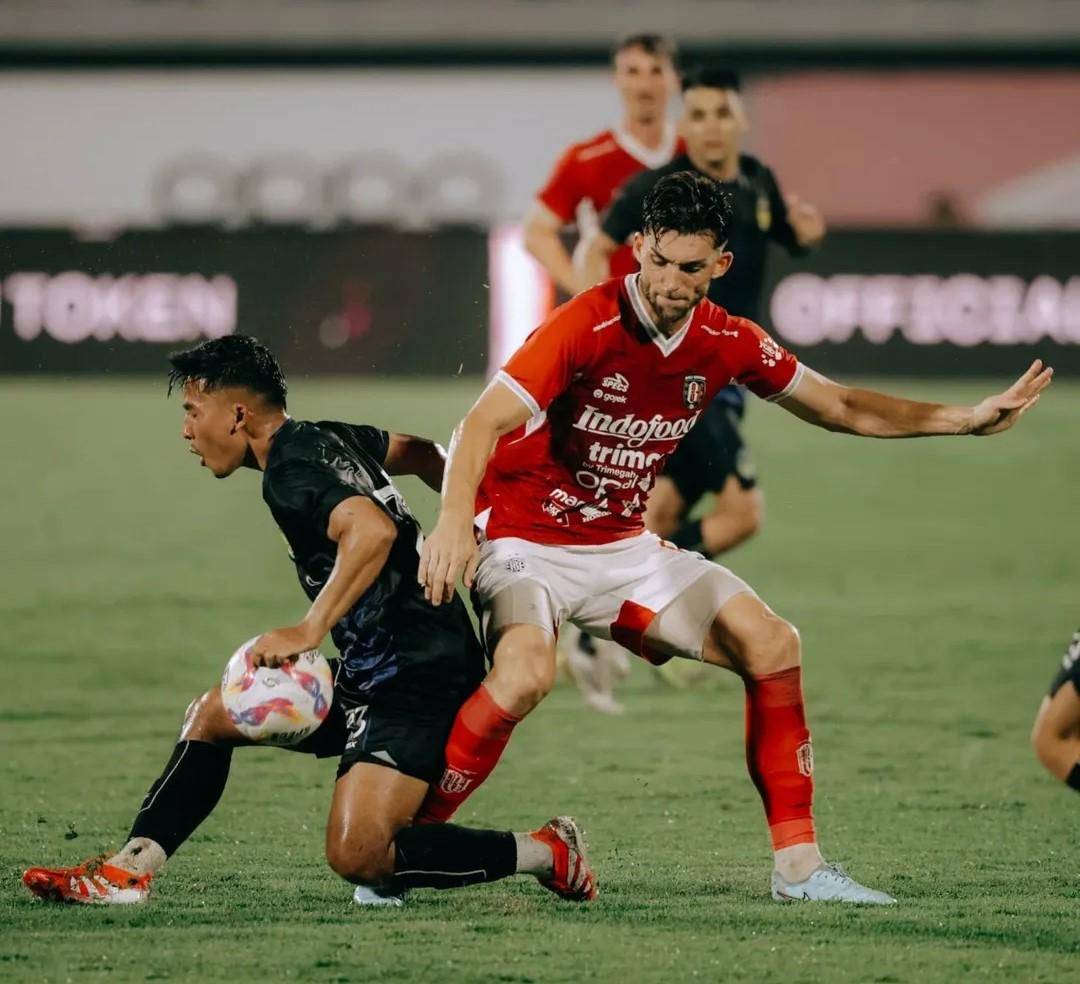 Brandon Wilson (kanan) siap menjaga keseimbangan lini tengah Bali United. (Instagram.com/baliunitedfc)